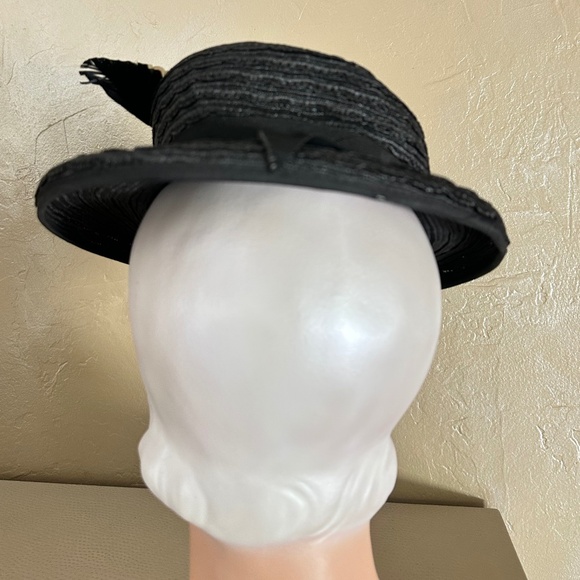 EXCEPTIONAL 1940s\' BLACK STRAW FEDORA WITH IVORY EDGED TRIM & FEATHERS main image 10